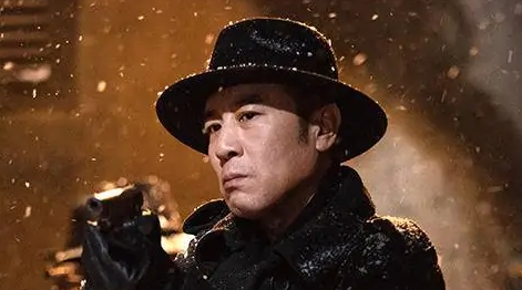 悬崖之上|《悬崖之上》张宪臣为什么不在白车上自杀反而暴露小兰暗号？