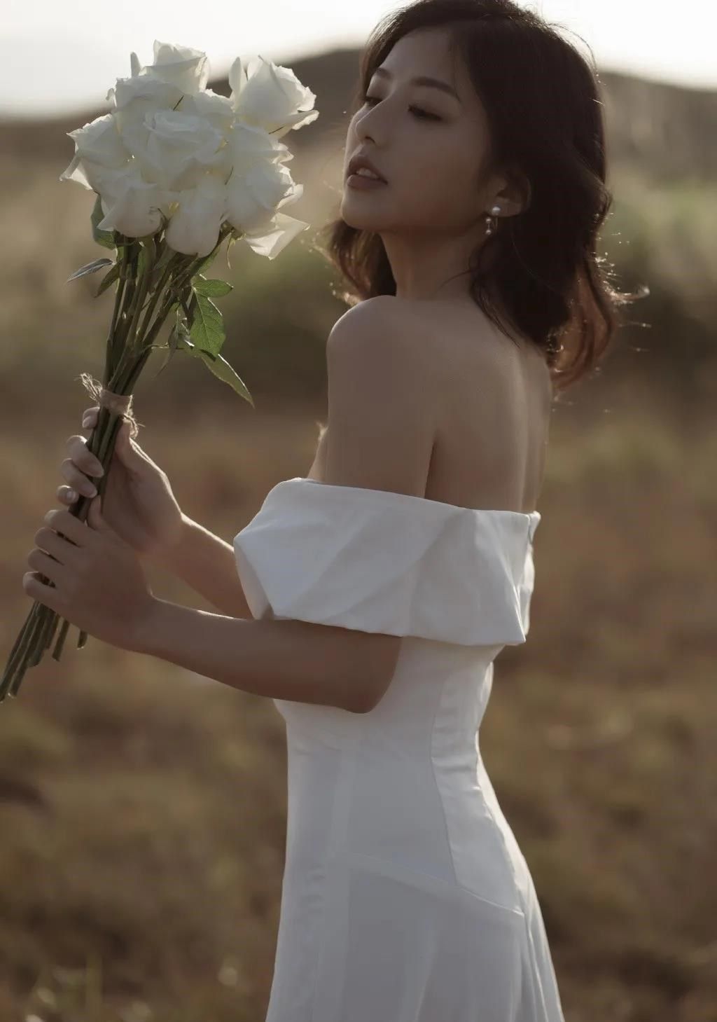 邱淑贞|“港大校花”神似邱淑贞？二次元幼态脸+ 漫画3D身材，绝绝子！