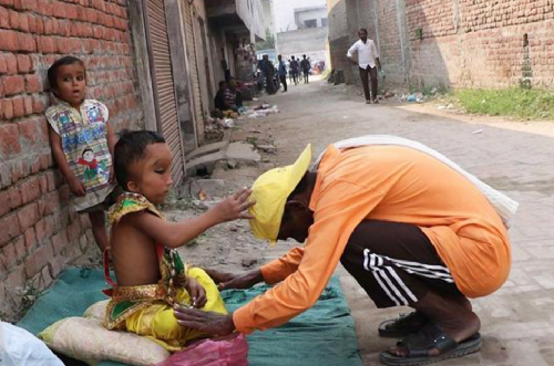 印度11歲男孩因撞臉象頭神走紅，被尊為神明轉世，連父母也要跪拜-圖4