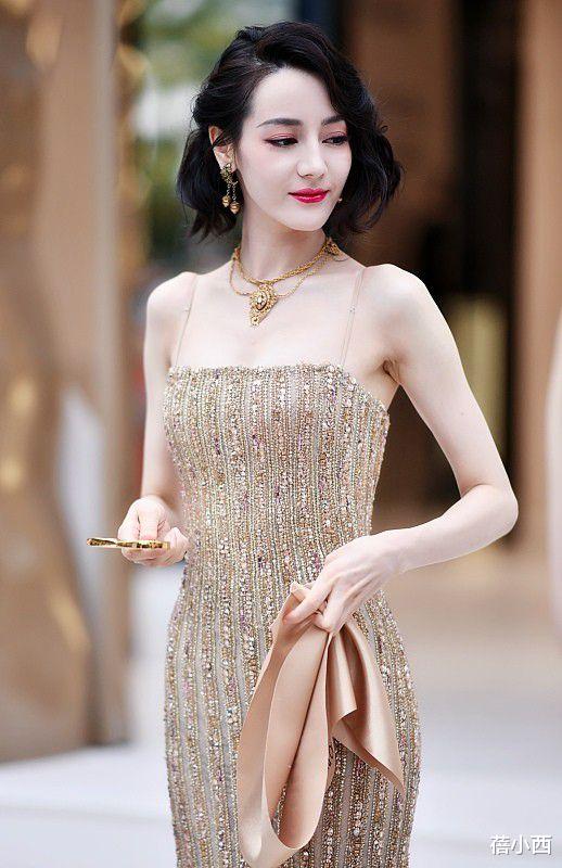 蓓小西 迪丽热巴这次终于穿对了,一袭抹胸裙亮相,这“凹凸感”惹人羡慕