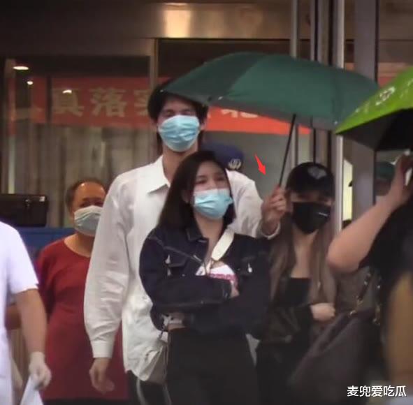 周扬青|与罗昊刚分手？周扬青牵手陈瑞丰去医院，两人年龄相差6岁