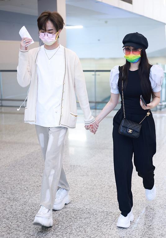 何有强|伊能静与儿子走机场让人惊艳!穿一身休闲装亮相,看着像姐弟