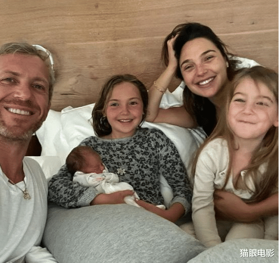 神奇女侠|神奇女侠和老公吃冰淇淋，男方头发花白显老，二人结婚13年生3娃