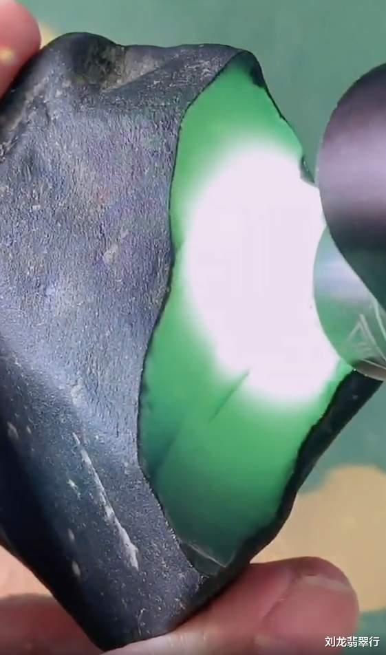 玉雕|观察翡翠原石色料要在自然光下?打灯看到的颜色是真色吗?