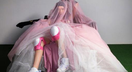 杨幂|杨幂穿内衣登上男刊封面，大长腿又白又细，散发十足的女性气息