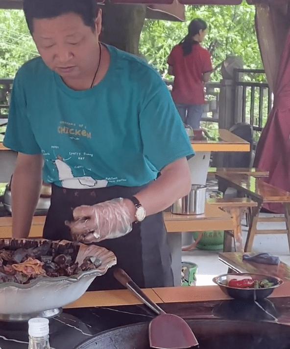 堂堂哥|“三德子”赵亮成土菜馆老板!穿围裙徒手抓肉,亲自拿锅铲没架子