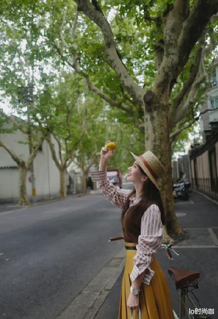 lo时尚咖 刘诗诗不愧是“生图杀手”，穿复古小黑裙优雅可爱，无修图也绝美