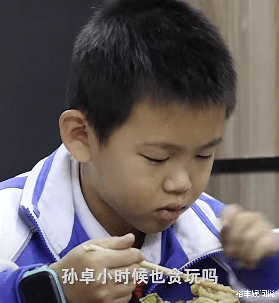 |偶遇孙卓孙辉兄弟俩逛公园，孙卓拿烤肠吃，孙辉手持玩具斧劲霸气