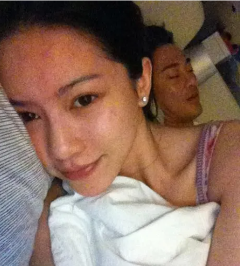 钟嘉欣|19岁出道，曾与林峰当街“激吻3小时”，却突然闪婚嫁大13岁圈外人