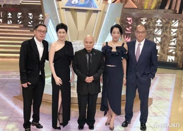 时尚丽人风行|郭晶晶婆婆现身港姐决赛!62岁穿紧身礼服秀豪门气场,却露出肚子