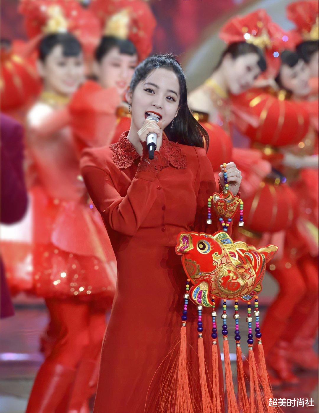 台湾|欧阳娜娜春晚红裙像敬酒服！面部浮肿，与佟丽娅同框头比她大一圈
