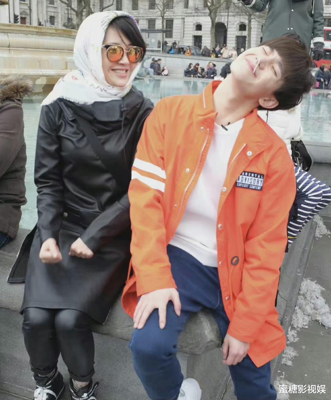 杨洋|52岁许晴好绝！杨洋与她同框笑成孩子，和当初肖战的笑脸一样真诚