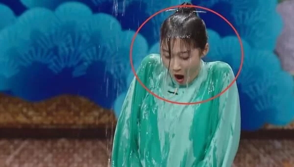 关晓彤|关晓彤被泼水，全场反应最大的是宋亚轩，一个动作让贾玲没法救场！