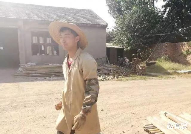 赵有娱 2年前，林万东还在工地上搬砖，清华录取通知书已经邮到他家了