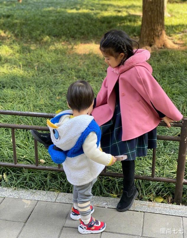 里尚七七 章子怡一家出游不带大女儿，儿子打扮比姐姐还娇俏，她瘦太狠显老