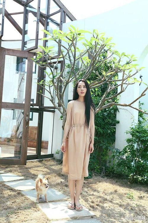 前沿小师妹 郭碧婷婚后形象大变,蓬松乱发和不修边幅家居服,典型的家庭主妇