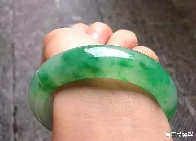 翡翠|夜市随缘入手的翡翠原石,一刀下去喜笑颜开!