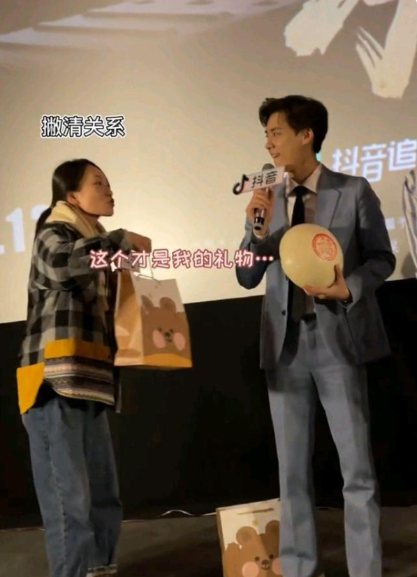 邵雨轩|“千万网红”疯产姐妹：因一颗桃意外爆火，真实身份引人猜测