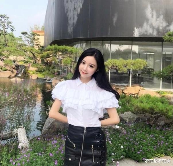 潘玮柏|潘玮柏妻子打扮得挺潮，穿韩风西装还戴顶“情趣帽”，时尚感真强