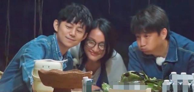 何炅|事业受挫压力太大？众星聚餐何炅抱着周迅痛哭，黄磊一旁手足无措