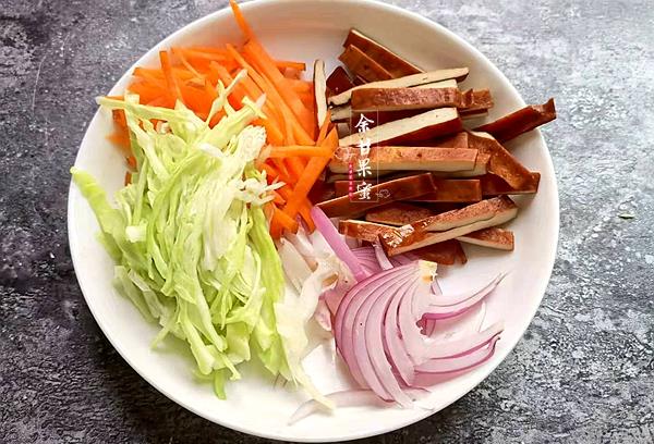 养花小娇娘|学生早餐轻松做，菜和主食一锅出，一煮一炒鲜香味美营养十足