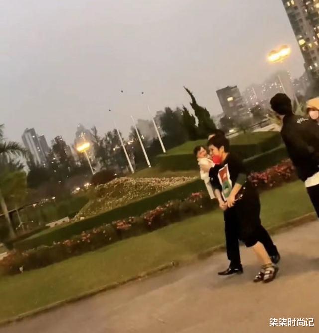 向太|郭碧婷一家散步被拍，向太暴瘦向华强抱娃，6个月小奶皇正脸超萌