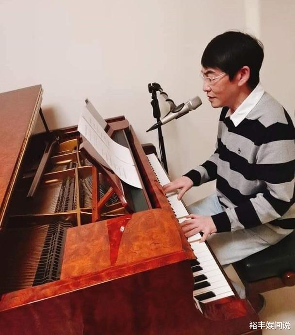 吴启华|吴启华哥哥真是居家好男人！57岁帅气不输弟弟，餐厅关门后再创业