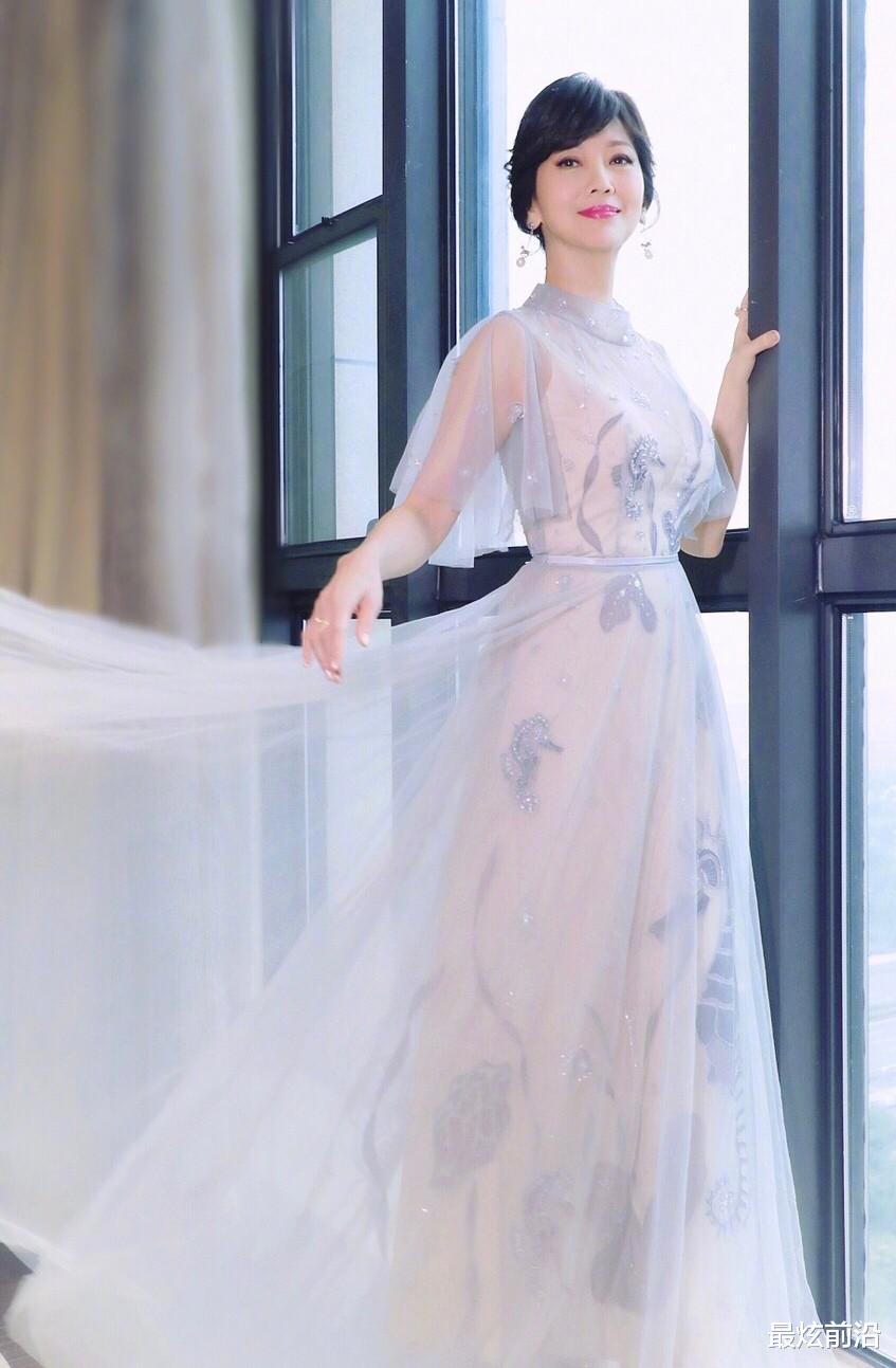 赵雅芝|赵雅芝可不服老！一袭轻薄透视纱裙清新优雅，66岁看起来就像26岁