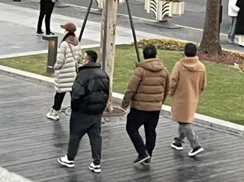 郑秀晶|黄渤外滩约会？女方自然挽住黄渤胳膊，怕引起注意刻意保持距离