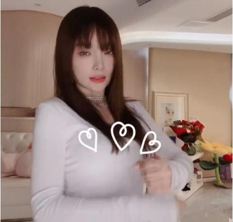 李小璐|李小璐彻底“放开”，穿丁字连体衣秀舞蹈，与往日女神判若两人