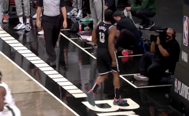 篮网队|重创！篮网官宣哈登伤退，杜欧单节17分苦撑，纳什脸色铁青