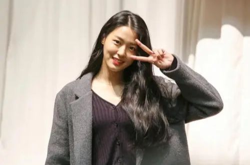 |她被誉为“宅男炸弹”，曾因肥胖遭到群嘲，就连吃口炸鸡也被训斥