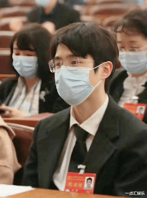 冯巩|众星现身新闻联播，冯巩表情严肃，王凯表现反常，刘昊然呆萌可爱