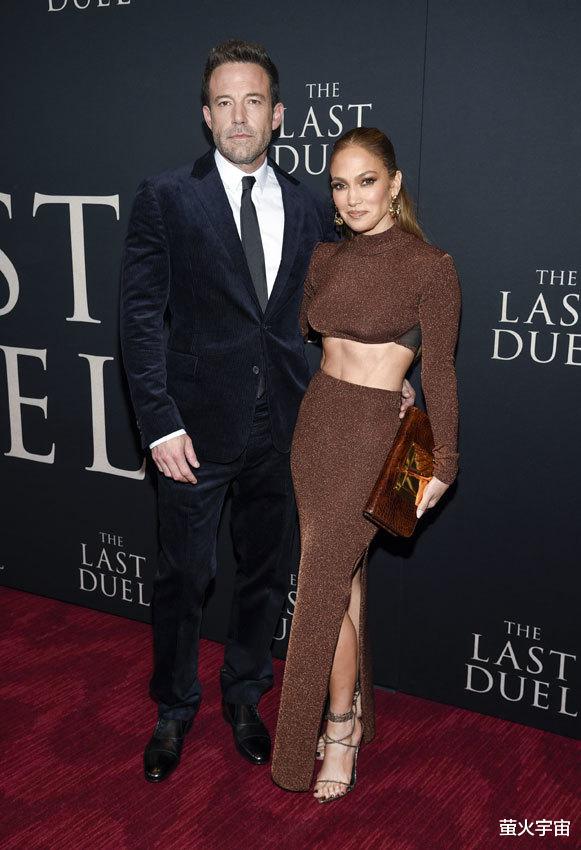 首映|大本带女友亮相首映，52岁“拉丁天后”腹肌线条太清晰，手包遮住热吻画面