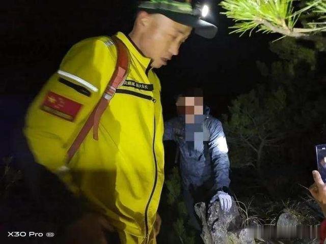 中国网直播 大年初二驴友被困山崖，浙皖警民夜间8小时成功救援