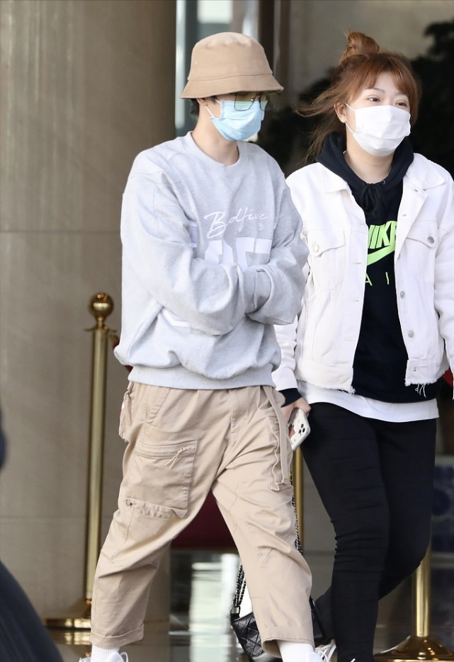 穿衣搭配|华晨宇的“渔人”发型很个性，穿无袖背心配工装裤，造型太潮了