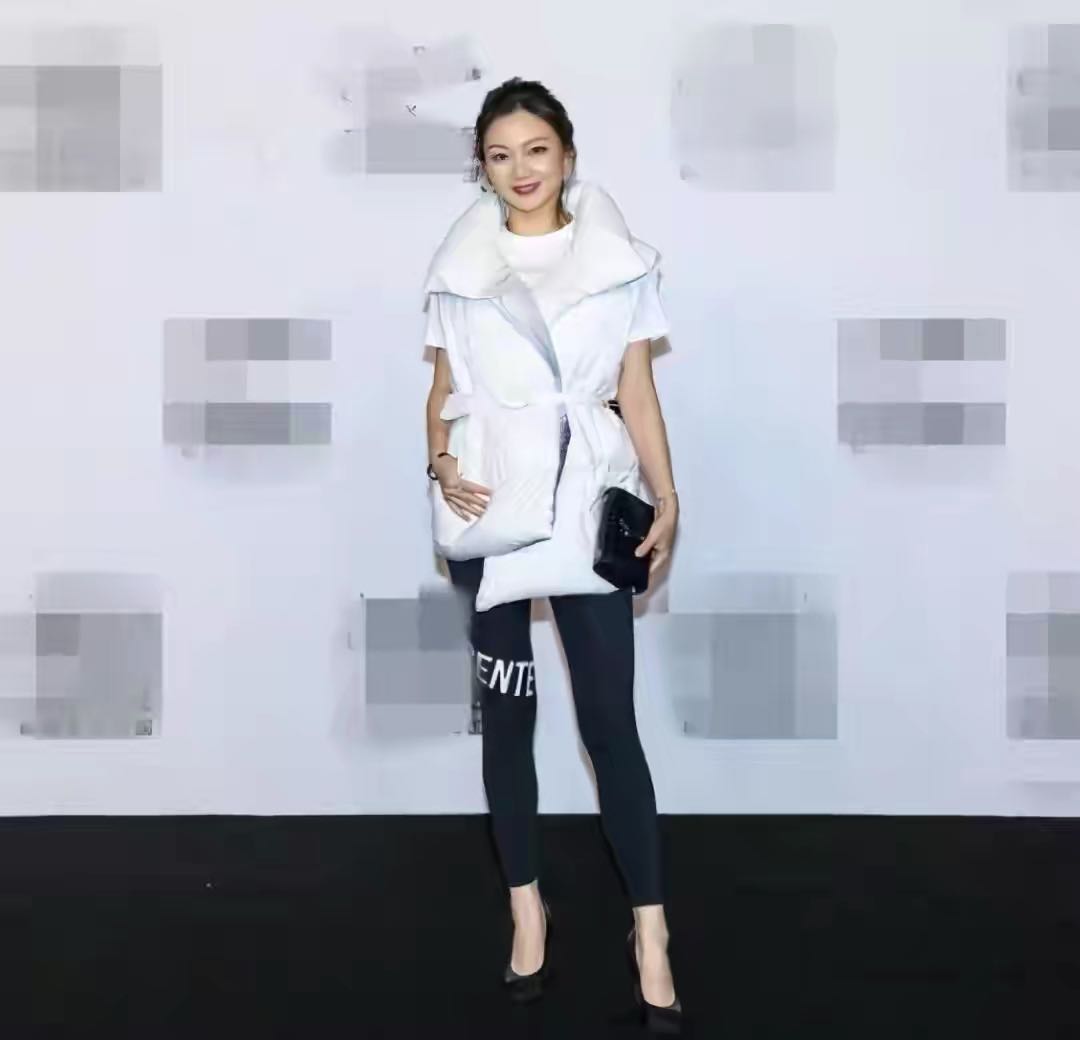 加菲猫说时尚|张艺谋携妻买240万豪车不手软！小31岁娇妻乖巧似女儿，夫妻同框似女儿