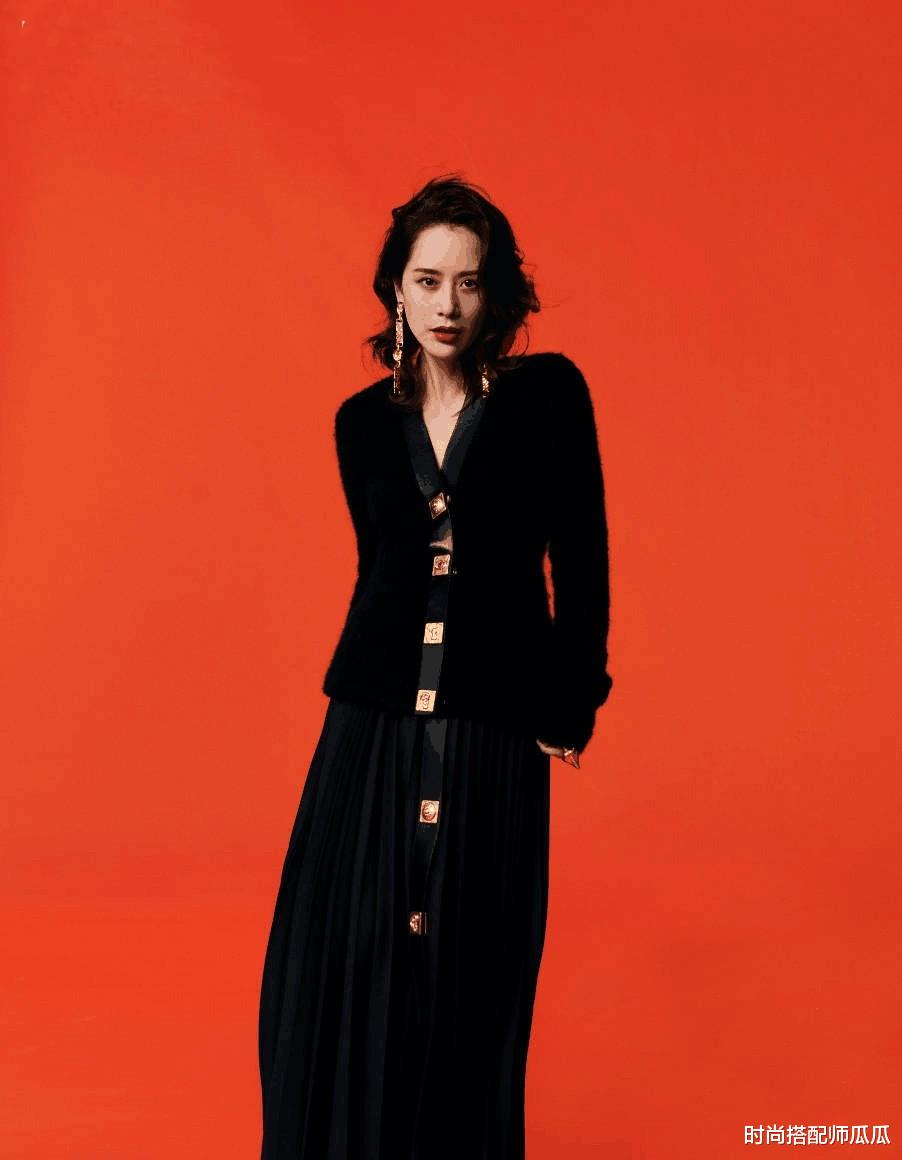 刘海|海清的长发造型真的很年轻，像小姑娘一样，穿得老气也不显年龄