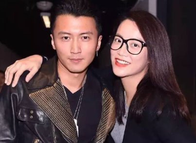 谢霆锋|她陪伴谢霆锋23年,未结婚却生下女儿,今50岁仍是单亲妈妈