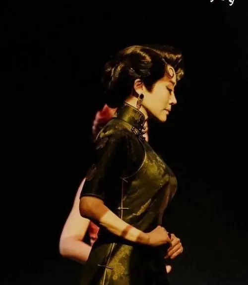 许晴|“冻龄女神”许晴：冯小刚视她为“梦中情人”，至今52岁仍是单身