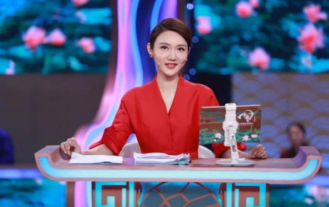 前方社会冲锋号 “春晚最年轻女主持”火了！被誉为“小董卿”，入职5年就上春晚