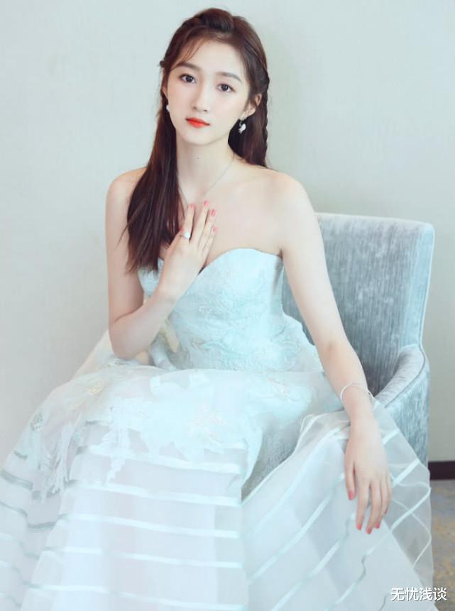 关晓彤|近日网友拍下关晓彤拍戏的无P照，真实状态让外界看傻眼