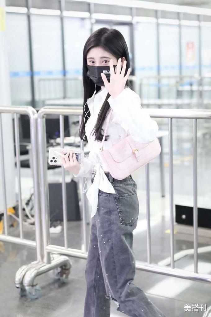 鞠婧祎|鞠婧祎梳黑长直发变清纯学妹，穿白衬衫纤腰微露，全身照也很漂亮