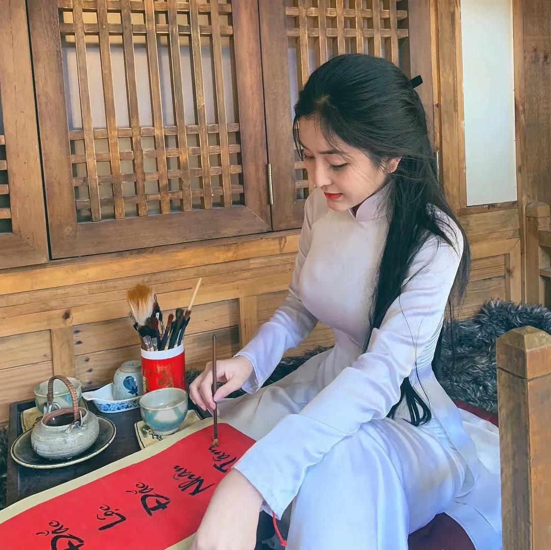 杜淳|赵露思的脸、卡戴珊的身材，这个16岁“网红校花”真的没整吗？