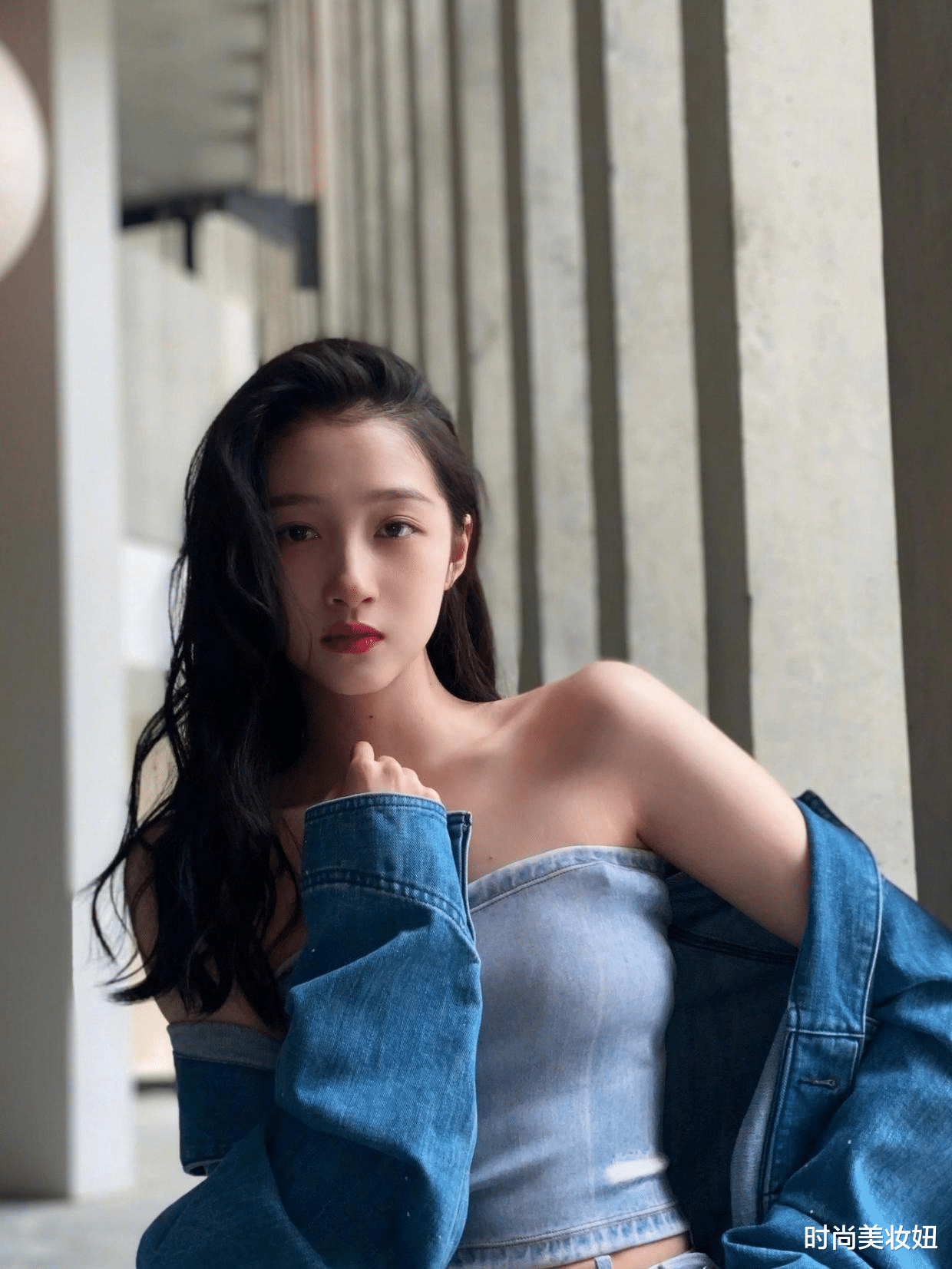 时尚美妆妞|又被关晓彤的腿美到了，穿抹胸配牛仔裤，“42寸”大长腿太养眼