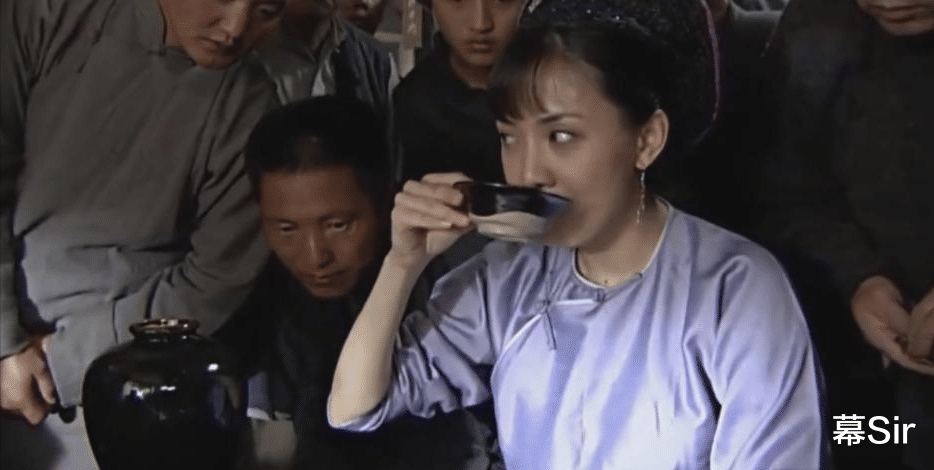 牛莉|“春晚女神”牛莉，为啥甘心嫁“普通男人”，养育女儿，幸福一生