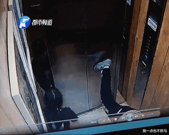 11岁男孩“踢飞”电梯门,宝妈却急着邀功?聊天记录曝光:她被业主群骂疯了