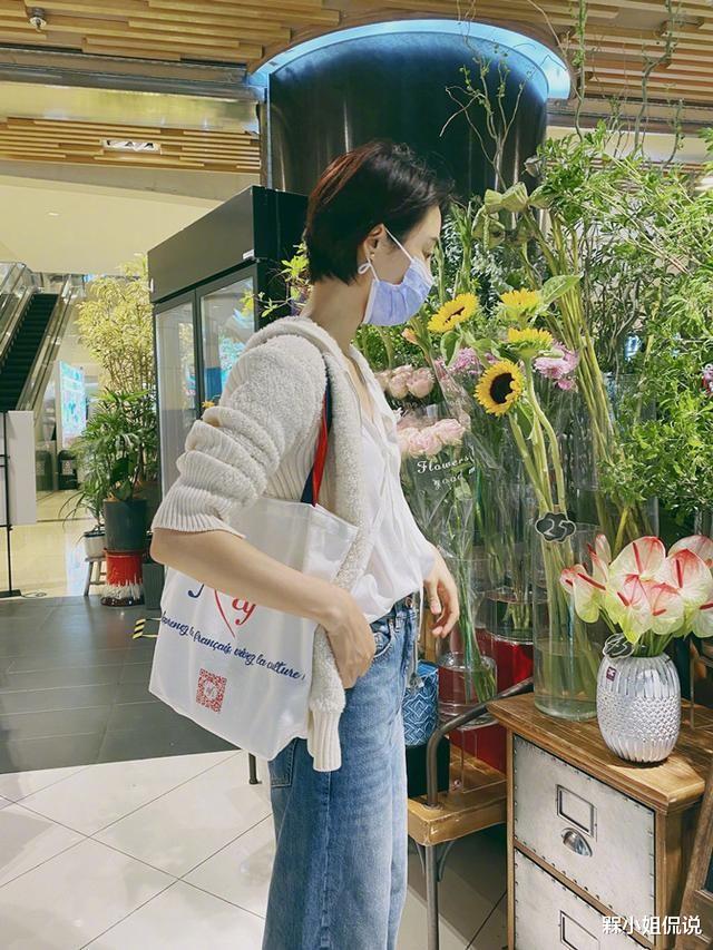 槑小姐侃说|昔日阔太车晓衣品真不错,穿奶奶衫逛街仍似小姑娘,状态令人羡慕