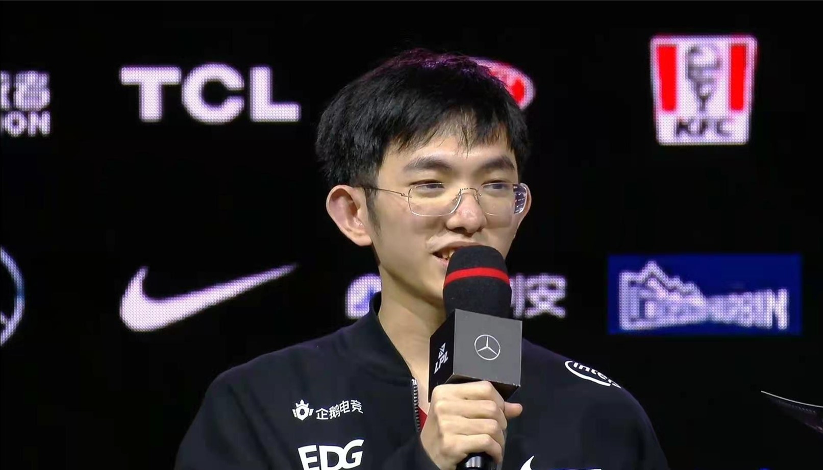 EDG拿下九勝超越RNG，聖槍哥賽後喊話小虎：打我們拿點