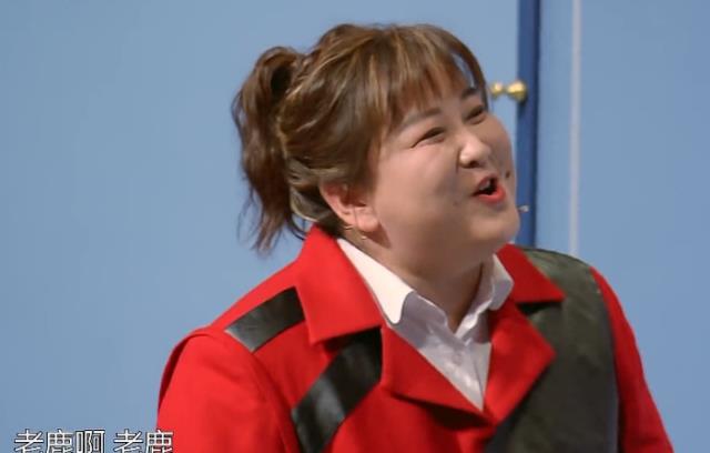 关晓彤|关晓彤和贾玲闲聊忘关麦，小声嘟囔5个字，让台下观众纷纷起哄